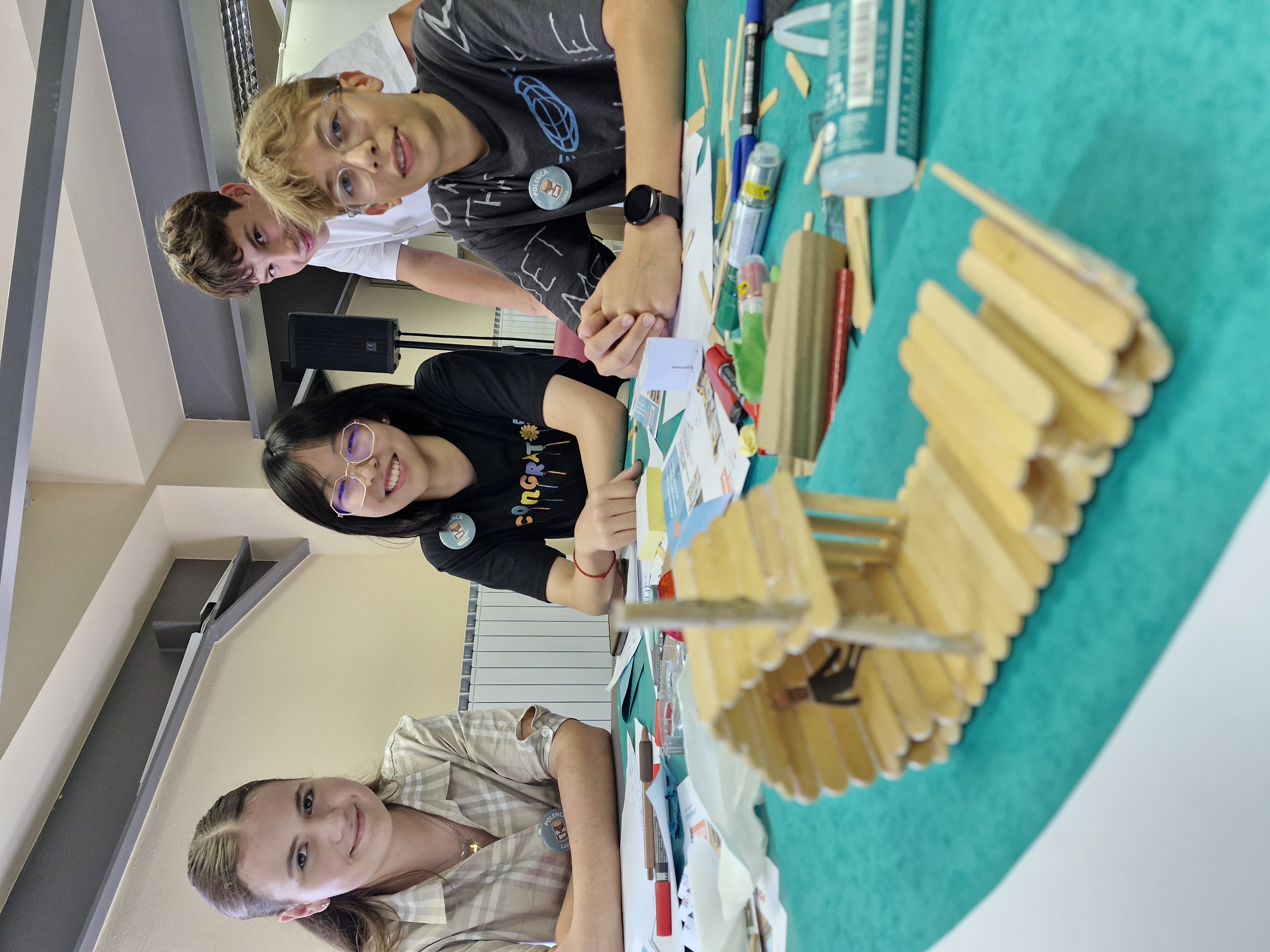 Slika zmagovalne ideje prvega dne in štirimi osnovnošolci, ki so jo izdelali